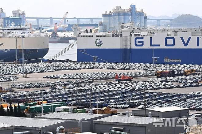 [평택=뉴시스] 김종택 기자 = 21일 경기 평택항 자동차 전용부두에 선적을 기다리는 수출용 차량이 세워져 있다.도널드 트럼프 미국 대통령의 관세 부과 여파로 대미 수출액은 두 자릿수 넘게 감소했다.21일 관세청에 따르면 이달 1∼20일까지 수출액은 339억 달러로 작년 같은 기간보다 5.2%(18억7천만 달러) 감소했다.이달 20일 간 수출의 경우 전년 같은 기간 대비 반도체가 10.7%로 크게 증가한 반면 전통적 수출효자 종목인 승용차(6.5%), 석유제품(22.0%), 자동차 부품(1.7%) 등은 감소했다. 2025.04.21. jtk@newsis.com