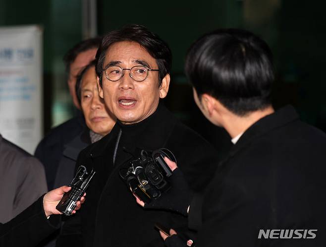 [서울=뉴시스] 김명년 기자 = 유시민 전 노무현재단 이사장이 21일 오후 서울 마포구 서울서부지방법원에서 열린 한동훈 법무부 장관에 대한 명예훼손 혐의 항소심 선고기일에서 벌금형을 선고 받은 후 취재진의 질문에 답하고 있다. 2023.12.21. kmn@newsis.com