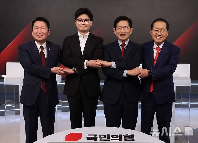 [서울=뉴시스] 국회사진기자단 = 26일 서울 중구 매경미디어센터에서 열린 국민의힘 대통령 선거 제2차 경선 후보자 토론회에서 후보들이 토론에 앞서 기념 촬영을 하고 있다. 왼쪽부터 안철수, 한동훈, 김문수, 홍준표 후보. 2025.04.26. photo@newsis.com