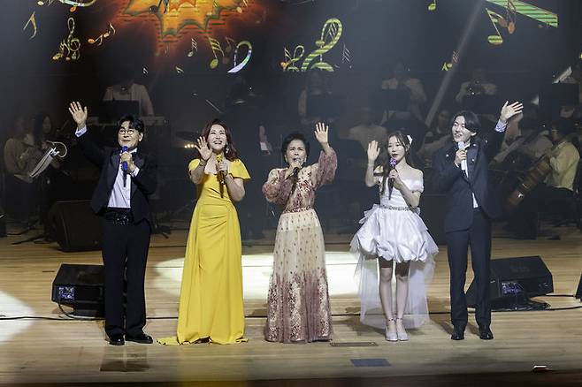 [서울=뉴시스]  '이미자 전통가요 헌정 공연 '맥(脈)을 이음'. (사진 = 쇼당이엔티 제공) 2025.04.27. photo@newsis.com. *재판매 및 DB 금지