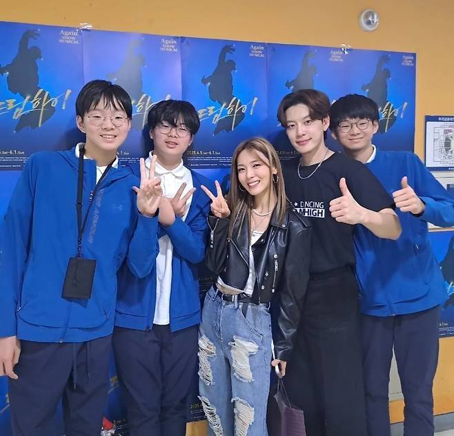 왼쪽부터 송일국 아들 대한, 만세, 가수 선예, 세븐, 민국.