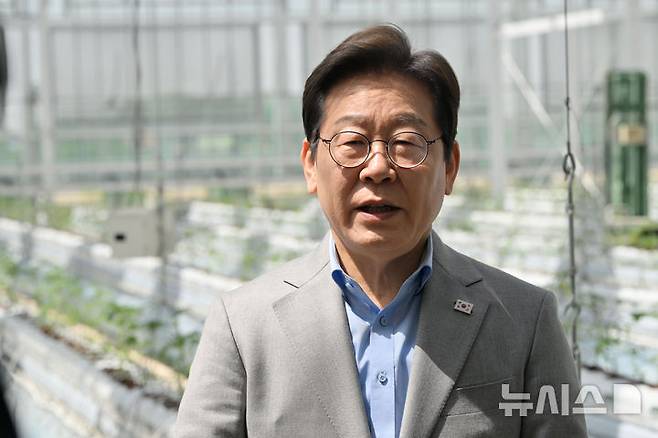 [나주=뉴시스] 이영주 기자 = 이재명 더불어민주당 대선 경선 후보가 25일 오전 전남 나주시 전남농업기술원에서 열린 '미래농업 전초기지 호남' 농업과학기술 진흥 간담회를 마친 뒤 취재진과 인터뷰하고 있다. 2025.04.25. leeyj2578@newsis.com