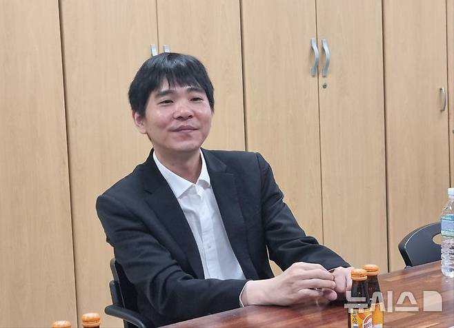 [고양=뉴시스] 김도희 기자 = 27일 오전 11시 경기 고양시 덕양구 어울림누리체육관에서 열린 '고양시 보드게임 가족 한마음 대축제'에 참석한 이세돌 프로가 뉴시스와 인터뷰를 하고 있다. 2025.04.27 kdh@newsis.com