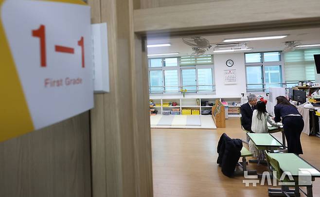 [인천=뉴시스] 전진환 기자 = 4일 오전 인천 강화군 교동초등학교에서 2025학년도 초등학교 입학식을 마친 1학년 신입생이 교실에서 담임선생님으로부터 학교생활 관련 설명을 듣고 있다. 2025.03.04. amin2@newsis.com