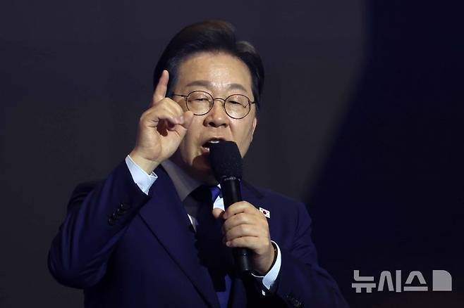 [고양=뉴시스] 조성우 기자 = 27일 경기도 고양시 킨텍스에서 열린 더불어민주당 제21대 대통령 선거 후보자 선출을 위한 수도권·강원·제주 합동연설회에서 이재명 후보가 대선후보로 선출된 후 수락연설을 하고 있다. 2025.04.27. xconfind@newsis.com