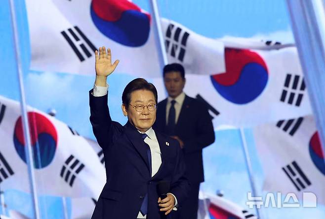 [고양=뉴시스] 조성우 기자 = 더불어민주당 제21대 대통령 선거 후보에 선출된 이재명 후보가 27일 경기도 고양시 킨텍스에서 열린 제21대 대통령 선거 후보자 선출을 위한 수도권·강원·제주 합동연설회에서 수락연설을 하기 전 손을 들어 인사하고 있다. 2025.04.27. xconfind@newsis.com