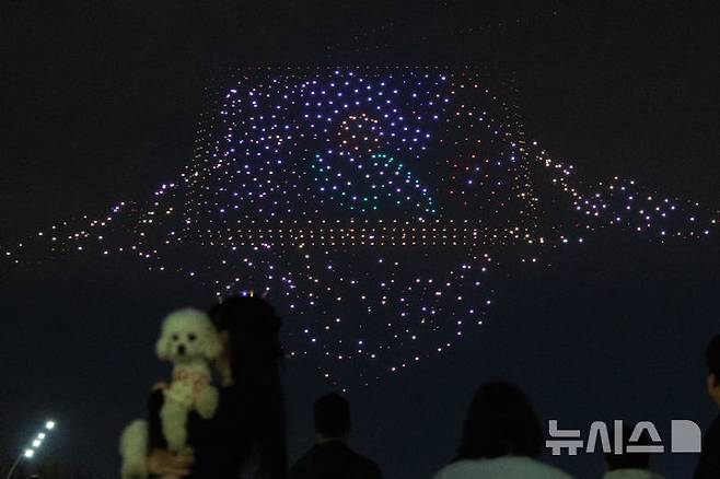 [서울=뉴시스]  Kim Myung -Yeon Reporter = 27日、2025年のハンリバーライトショー（ドローンライトショー）は、ソウル、グワンジン-guのツクセオムのウォーターフロントステージで開催されます。 2025.04.27。 kmn@newsis.com