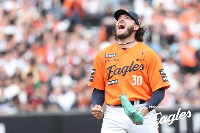 27일 kt와 홈 경기에서 7이닝 무실점 역투를 펼친 폰세가 포효하고 있다. 한화