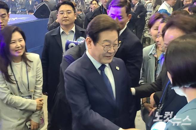 지지자들과 악수하는 더불어민주당 이재명 대선 후보. 김형준 기자