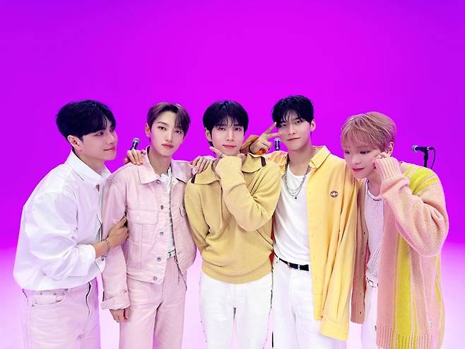 그룹 배너. 왼쪽부터 태환, 영광, 성국, 곤, 혜성. 배너 공식 트위터