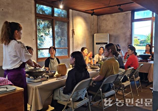 셰프와 함께 요리하는 금양연화 프로그램 참가자들. 안동=김도웅 프리랜서 기자