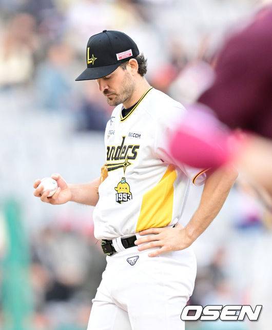 [OSEN=인천, 김성락 기자] 26일 인천 미추홀구 SSG랜더스필드에서 '2025 신한 SOL Bank KBO리그' SSG 랜더스와 키움 히어로즈의 경기가 열렸다. 홈팀 SSG는 앤더슨, 키움은 로젠버그를 선발로 내세웠다. 7회초 1사 1, 2루 키움 이주형에게 볼넷을 허용, 만루 위기를 맞고 있다.  2025.04.26 / ksl0919@osen.co.kr