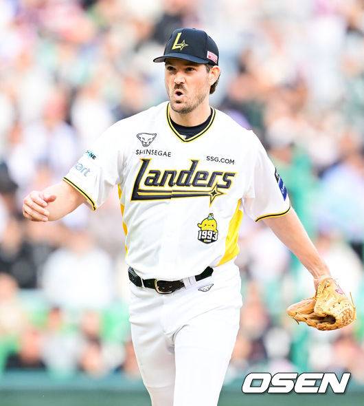 [OSEN=인천, 김성락 기자] 26일 인천 미추홀구 SSG랜더스필드에서 '2025 신한 SOL Bank KBO리그' SSG 랜더스와 키움 히어로즈의 경기가 열렸다. 홈팀 SSG는 앤더슨, 키움은 로젠버그를 선발로 내세웠다. 6회초 종료 후 SSG 앤더슨이 더그아웃으로 이동하고 있다.  2025.04.26 / ksl0919@osen.co.kr