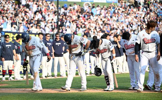 [OSEN=잠실, 이대선 기자] 프로야구 롯데 자이언츠가 두산 베어스를 꺾고 3연승을 달렸다. 단독 2위가 됐다.  롯데는 26일 서울 잠실구장에서 열린 2025 KBO리그 두산과 경기에서 7-4로 승리했다.경기 종료 후 두산 선수들이 관중석을 향해 인사를 하고 있다. 2025.04.26 /sunday@osen.co.kr
