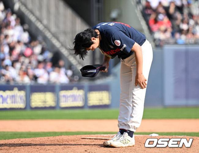 [OSEN=잠실, 이대선 기자] 26일 오후 서울 잠실야구장에서 2025 신한 SOL Bank KBO리그 두산 베어스와 롯데 자이언츠의 경기가 열렸다.두산은 잭로그, 롯데는 나균안을 선발 투수로 내세웠다.9회초 잠실 마운드에 오른 롯데 정철원이 친정 팬들을 향해 인사를 하고 있다. 2025.04.26 /sunday@osen.co.kr