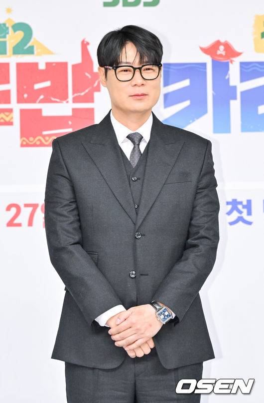 [OSEN=박준형 기자]  27일 목동 SBS 사옥에서 SBS ‘정글밥2 - 페루밥, 카리브밥(이하 '정글밥2')’ 제작발표회가 진행됐다. 오는 27일 첫 방송되는 SBS 새 예능프로그램 '정글밥2 - 페루밥, 카리브밥'은 미지의 정글에서 직접 캐고 잡고 요리하며 펼쳐지는 노동과 미식의 경계를 넘나드는 여행 이야기로 이날 행사에는 류수영,&nbsp;최현석,&nbsp;김옥빈,&nbsp;최다니엘,&nbsp;윤남노,&nbsp;이준,&nbsp;한비인&nbsp;PD,&nbsp;류지환&nbsp;PD가 참석했다. 최현석 셰프가 포즈를 취하고 있다.   2025.02.27 / soul1014@osen.co.kr