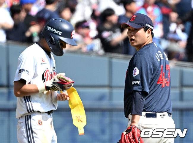 위기 넘기고 더그아웃 가며 김민석 부르는 나균안