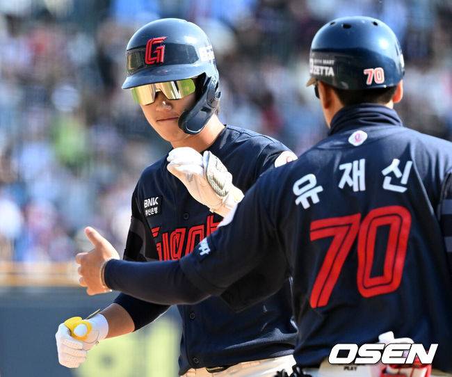 [OSEN=잠실, 이대선 기자] 26일 오후 서울 잠실야구장에서 2025 신한 SOL Bank KBO리그 두산 베어스와 롯데 자이언츠의 경기가 열렸다.두산은 잭로그, 롯데는 나균안을 선발 투수로 내세웠다.7회초 2사 2루에서 롯데 전민재가 좌전 적시타를 치고 유재신 코치와 하이파이브를 하고 있다. 2025.04.26 /sunday@osen.co.kr