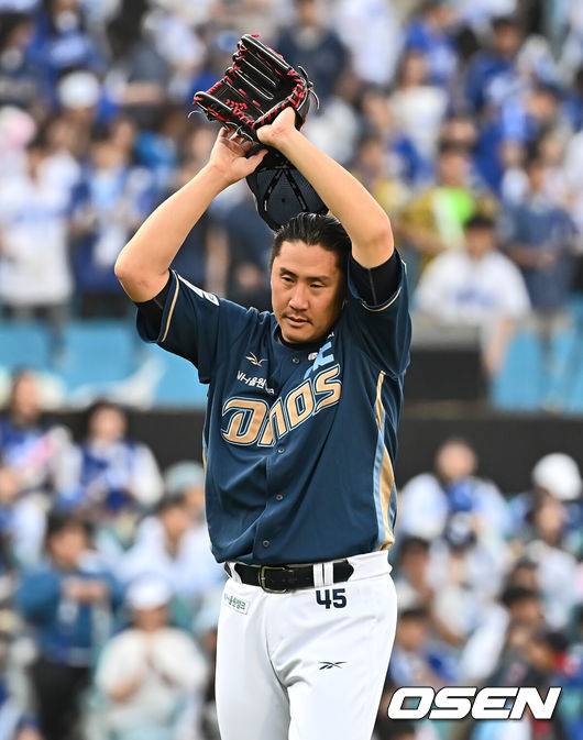 [OSEN=대구, 이석우 기자] 26일 대구삼성라이온즈파크에서 2025 신한 SOL 뱅크 KBO 리그 삼성 라이온즈와 NC 다이노스의 경기가 열렸다. 홈팀 삼성은 후라도가, 방문팀 NC는 이용찬이 선발 출전했다. NC 다이노스 선발 투수 이용찬이 1회말 3실점하고 아쉬워하고 있다. 2025.04.26 / foto0307@osen.co.kr