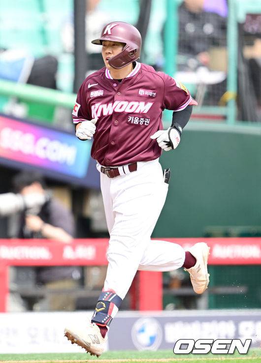 [OSEN=인천, 김성락 기자] 27일 인천 미추홀구 SSG랜더스필드에서 '2025 신한 SOL Bank KBO리그' SSG 랜더스와 키움 히어로즈의 경기가 열렸다. 홈팀 SSG는 김광현, 키움은 하영민을 선발로 내세웠다. 3회초 2사 만루 키움 오선진이 선취 만루 홈런을 날린 뒤 그라운드를 돌고 있다. 2025.04.27 / ksl0919@osen.co.kr