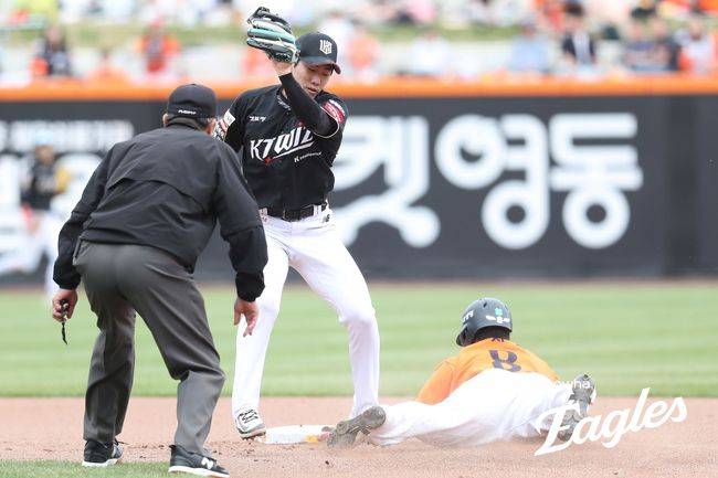 한화 노시환이 27일 대전 KT전에서 6회 2루 도루에 성공하고 있다. /한화 이글스 제공
