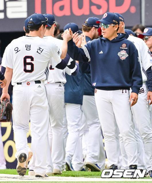 [OSEN=잠실, 박준형 기자]  두산 이승엽호가&nbsp;‘시범경기 타격왕’ 오명진의 결승 만루홈런에 힘입어 연패를 끊어냈다.&nbsp;프로야구 두산 베어스는 27일 서울 잠실구장에서 열린 2025 신한 SOL뱅크 KBO리그 롯데 자이언츠와의 시즌 6차전에서 13-4 대승을 거뒀다.경기종료 후 두산 이승엽 감독이 6타점 기록한 오명진과 하이파이브를 하고 있다  2025.04.27 / soul1014@osen.co.kr