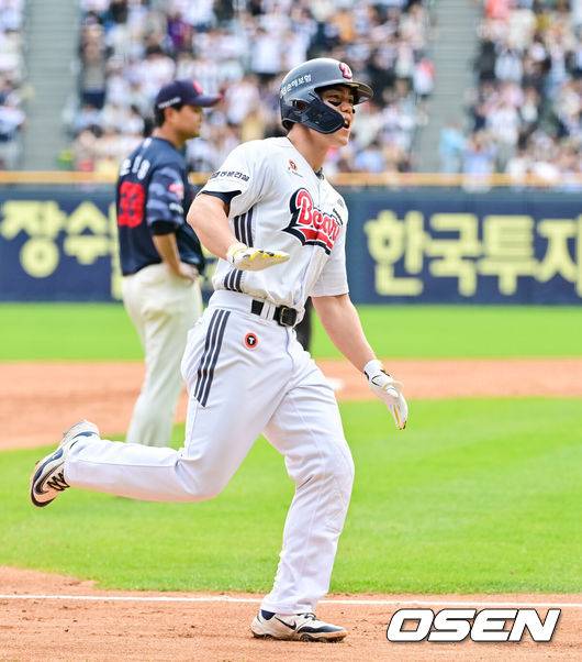 [OSEN=잠실, 박준형 기자]  27일 오후 서울 잠실구장에서 ‘2025 신한 SOL BANK KBO리그’ 두산 베어스와 롯데 자이언츠의 경기가 진행됐다.이날 경기에서 두산은 최승용을, 롯데는 박진을 선발투수로 내세웠다.4회말 1사 만루 두산 오명진이 베이스를 돌며 환호하고 있다.    2025.04.27 / soul1014@osen.co.kr