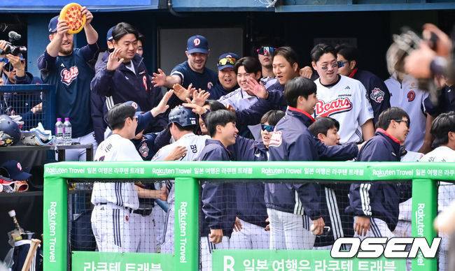 [OSEN=잠실, 박준형 기자]  27일 오후 서울 잠실구장에서 ‘2025 신한 SOL BANK KBO리그’ 두산 베어스와 롯데 자이언츠의 경기가 진행됐다.이날 경기에서 두산은 최승용을, 롯데는 박진을 선발투수로 내세웠다.4회말 두산 오명진이 선취 만루홈런을 날린뒤 동료들의 축하를 받고 있다.    2025.04.27 / soul1014@osen.co.kr