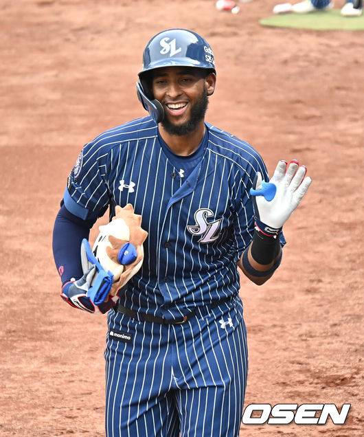 [OSEN=대구, 이석우 기자] 27일 대구삼성라이온즈파크에서 2025 신한 SOL 뱅크 KBO 리그 삼성 라이온즈와 NC 다이노스의 경기가 열렸다. 홈팀 삼성은 레예스가, 방문팀 NC는 신민혁이 선발 출전했다. 삼성 라이온즈 디아즈가 5회말 1사 우월 솔로 홈런을 치고 하이파이브를 하고 있다. 2025.04.27 / foto0307@osen.co.kr