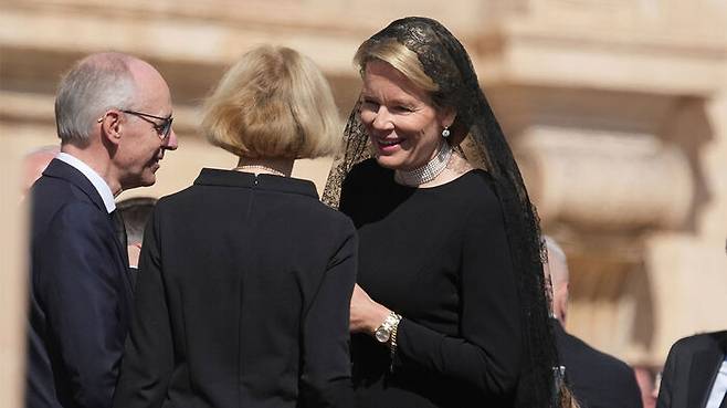 26일(현지시간) 프란치스코 교황의 장례식에 참석한 마틸드 벨기에 왕비가 관계자들과 인사를 나누고 있다. (사진=AP, 연합뉴스)