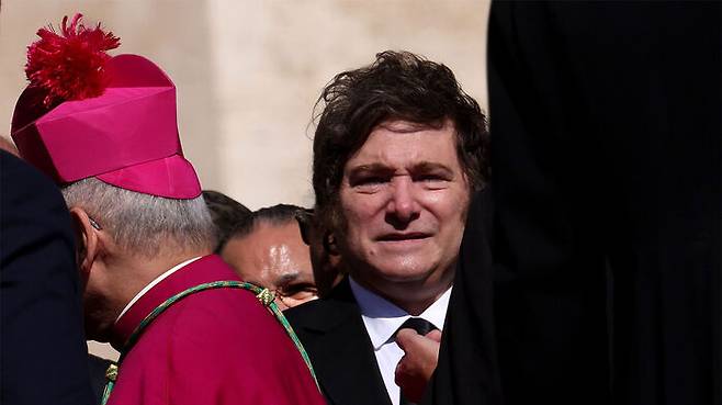 프란치스코 교황의 모국인 아르헨티나의 하비에르 밀레이 아르헨티나 대통령이 교황의 장례식에 참석했다.