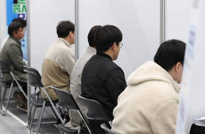 최근 열린 한 채용박람회 현장에서 상담 순서를 기다리는 구직자들의 모습. 뉴스1