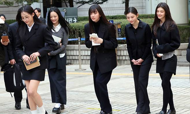 그룹 뉴진스 멤버들(왼쪽부터 민지, 하니, 혜인, 해린, 다니엘)이 지난달 7일 서울 서초구 서울중앙지방법원에서 어도어 측이 멤버들을 상대로 제기한 ‘기획사 지위보전 및 광고계약 체결 등 금지’ 가처분 첫 심문기일을 마친 후 법원을 나서고 있다. 뉴스1