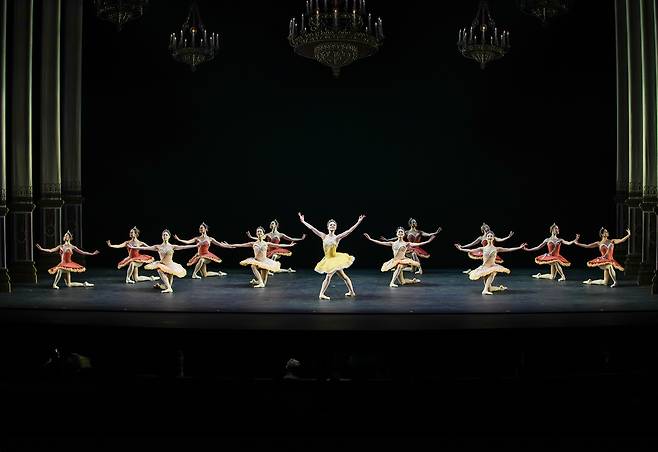 조지 발란신이 1947년 안무한 ‘주제와 변주’에서 ABT 무용수들이 고전 발레의 위계와 조형미를 응축한 춤을&nbsp;선보이고 있다. GS아트센터 제공