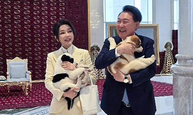2024년 6월11일(현지시간) 투르크메니스탄을 국빈 방문한 윤석열 전 대통령과 김건희 여사가 투르크메니스탄 아시가바트에서 열린 구르반굴리 베르디무하메도프 투르크메니스탄 국가최고지도자 겸 인민이사회 의장 친교오찬에서 투르크 국견 알라바이를 안고 있다. 공동취재
