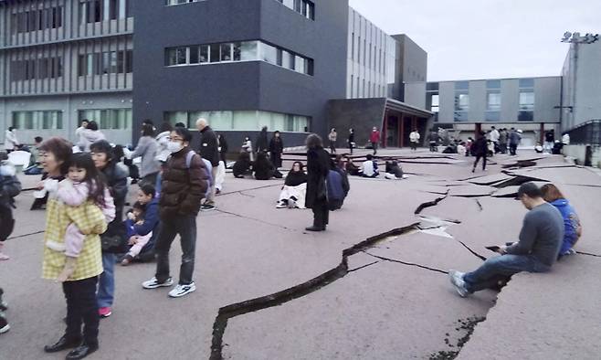 지난 2024년 1월 1일 일본 이시카와현 와지마에서 발생한 지진으로 인해 도로에 균열이 생긴 모습. 로이터연합뉴스