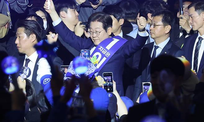 더불어민주당 이재명 대선 경선 후보가 27일 경기 고양시 킨텍스에서 열린 '제21대 대통령선거 후보자 선출을 위한 수도권·강원·제주 경선 및 최종 후보자 선출 대회'에 참석하며 지지자들을 향해 두팔을 들어올리고 있다. 연합뉴스