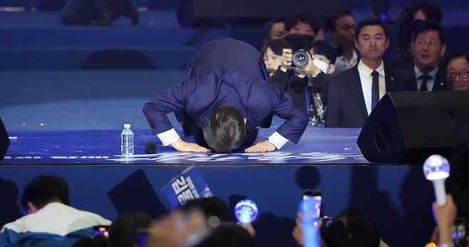 더불어민주당 대선후보로 확정된 이재명 전 대표가 27일 경기 고양시 킨텍스에서 열린 제21대 대통령선거 후보자 선출을 위한 수도권·강원·제주 합동연설회에서 수락연설을 마친 뒤 지지자들에게 큰절하고 있다. 고양=허정호 선임기자