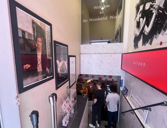 기존의 라멘집 분위기와 달리 세련된 외관을 하고 있는 도쿄 시부야의 한 라멘집. 외국인 관광객들이 키오스크로 주문을 하고 있다. 도쿄 명희진 특파원