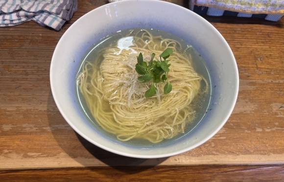 1000엔의 벽을 넘기지 않기 위해 차슈, 멘마 등 토핑을 과감히 뺀  도쿄 아라카와의 인기 라멘집의 ‘가케 라멘’ . 도쿄 명희진 특파원