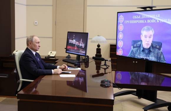 26일(현지시간) 블라디미르 푸틴 러시아 대통령이 발레리 게라시모프 러시아군 총참모장으로부터 우크라이나군에 빼앗겼던 서부 쿠르스크를 완전 수복했다는 보고를 받고 있다. 2025.4.26 모스크바 EPA 연합뉴스