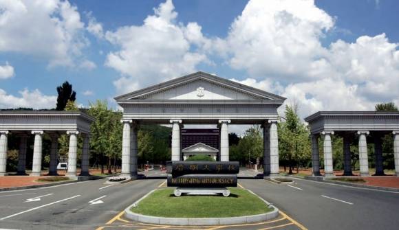 계명대학교 성서캠퍼스 정문. 계명대 홈페이지