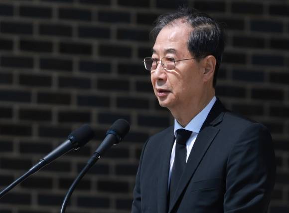 한덕수 대통령 권한대행 국무총리가 25일 국립대전현충원에서 열린 ‘2회 순직의무군경의 날 기념식’에서 기념사를 하고 있다. 2025.4.25 연합뉴스