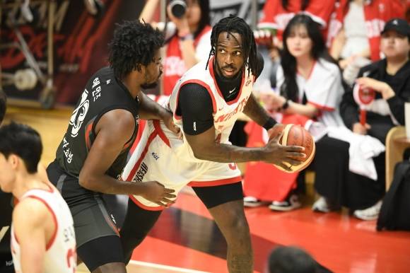 수원 kt 레이션 해먼즈가 27일 수원 케이티아레나에서 열린 2024~25 프로농구 4강 플레이오프 3차전 서울 SK와의 홈 경기에서 자밀 워니를 막고 있다. KBL 제공