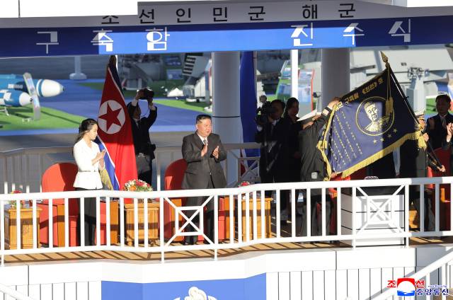 김정은 북한 국무위원장이 딸 주애와 함께 지난 25일 5000t급 신형다목적구축함 ‘최현호’ 진수식에 참석했다고 조선중앙통신이 26일 보도했다. 조선중앙통신·연합뉴스