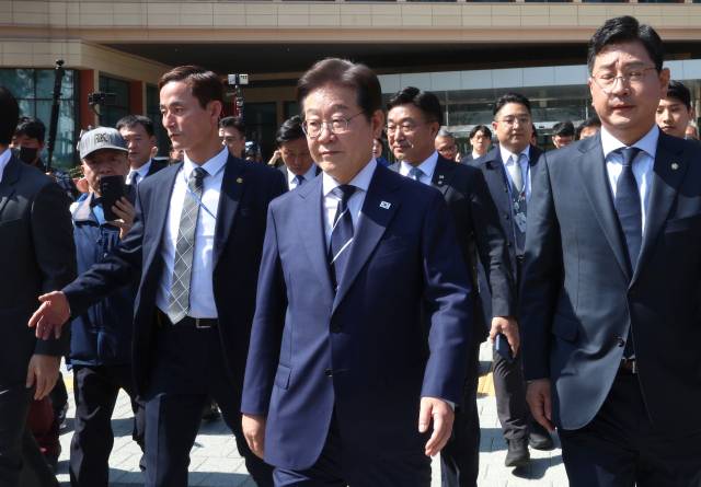 이재명 전 더불어민주당 대표가 11일 서울 여의도 국회 소통관에서 '비전 선포식 및 캠프 일정 발표' 기자회견을 마치고 나서고 있다. 성형주 기자 2025.04.11