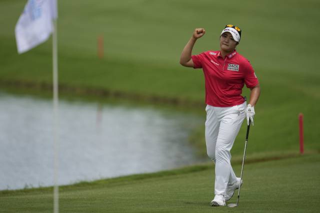 9번 홀 칩인 버디 뒤 주먹을 쥐어 보이는 유해란. AP연합뉴스