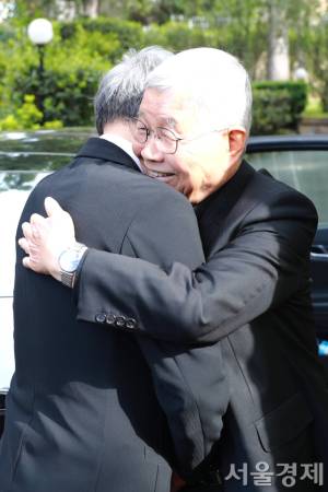 유인촌 문화체육관광부 장관이 지난 26일(현지시간) 프란치스코 교황의 장례 미사를 마치고 바티칸 교황청에서 유흥식 추기경을 만나 인사를 나누고 있다. 사진 제공=문체부