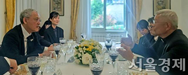 유인촌 문화체육관광부 장관이 지난 26일(현지시간) 프란치스코 교황의 장례 미사를 마치고 바티칸 교황청에서 유흥식 추기경과 면담을 하고 있다. 사진 제공=문체부