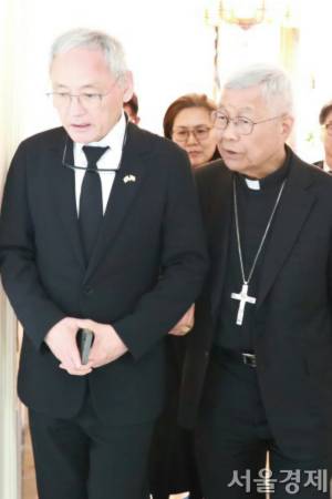 유인촌 문화체육관광부 장관이 지난 26일(현지시간) 프란치스코 교황의 장례 미사를 마치고 바티칸 교황청에서 유흥식 추기경을 만나 이야기를 나누고 있다. 사진 제공=문체부